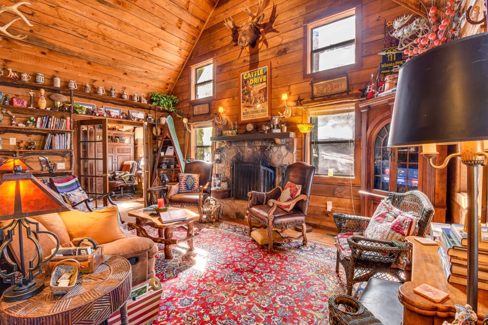Rustic Cabin w/ Porches: 8 Mi to Tallulah Gorge! House in Georgia