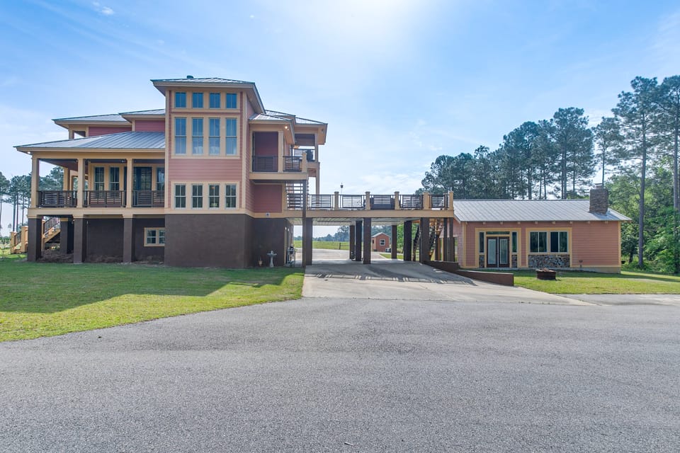 7 Mi to Downtown Fitzgerald: Spacious Home w/ Deck House in Georgia