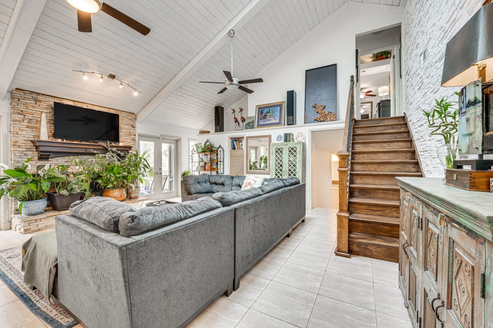 10 Mi to Disney World: Lakeside Orlando Getaway! House in Orlando