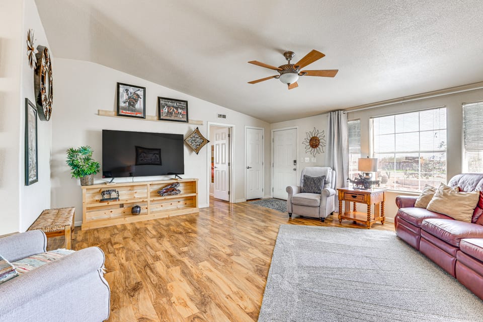 Furnished Patio! Group Desert Escape in Morristown House in Maricopa County