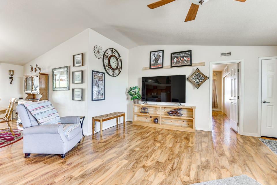 Furnished Patio! Group Desert Escape in Morristown House in Maricopa County