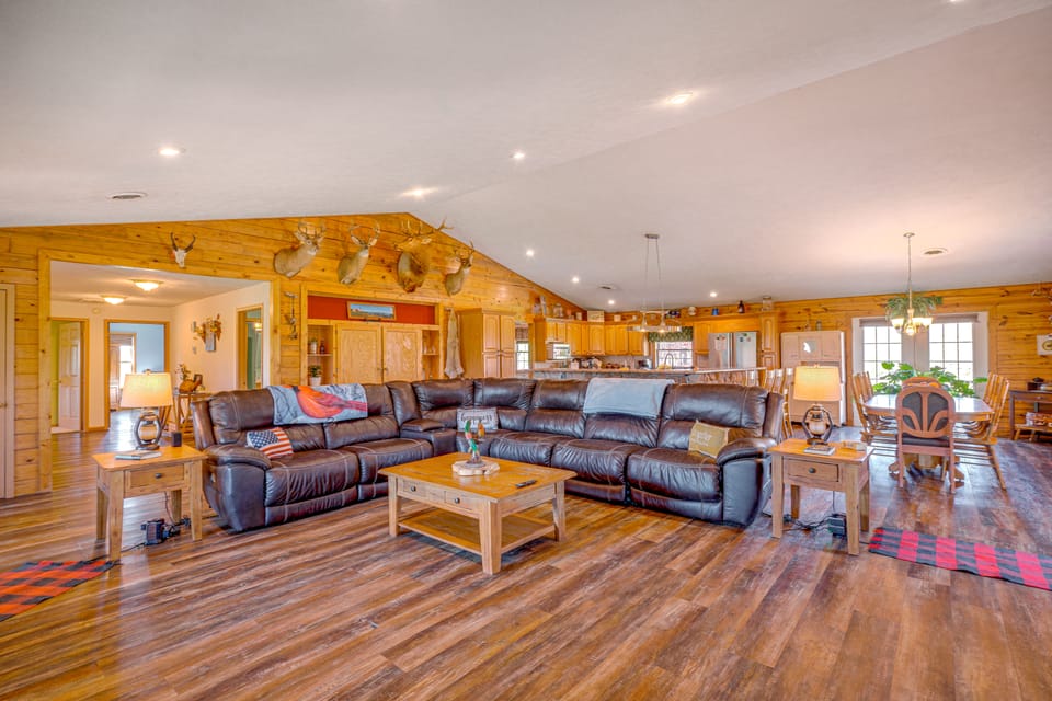Spacious Ozarks Family Home - Private Pool & Grill House in Ozark Mountains