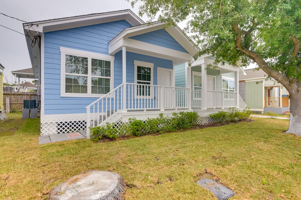Walk to Pleasure Pier! Extended Stay in Galveston House in Galveston Island
