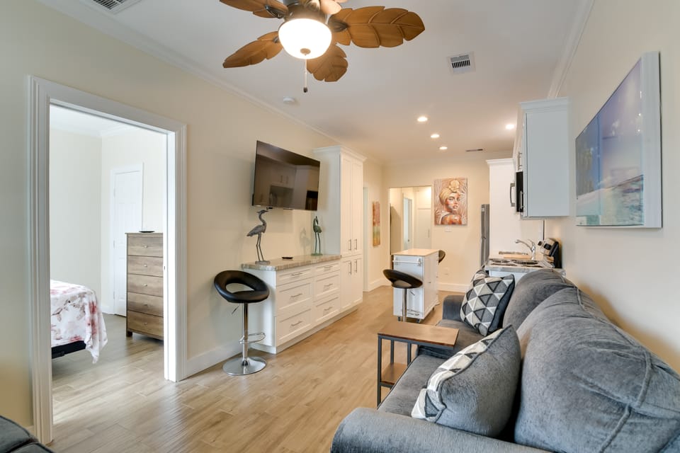 Walk to Pleasure Pier! Extended Stay in Galveston House in Galveston Island