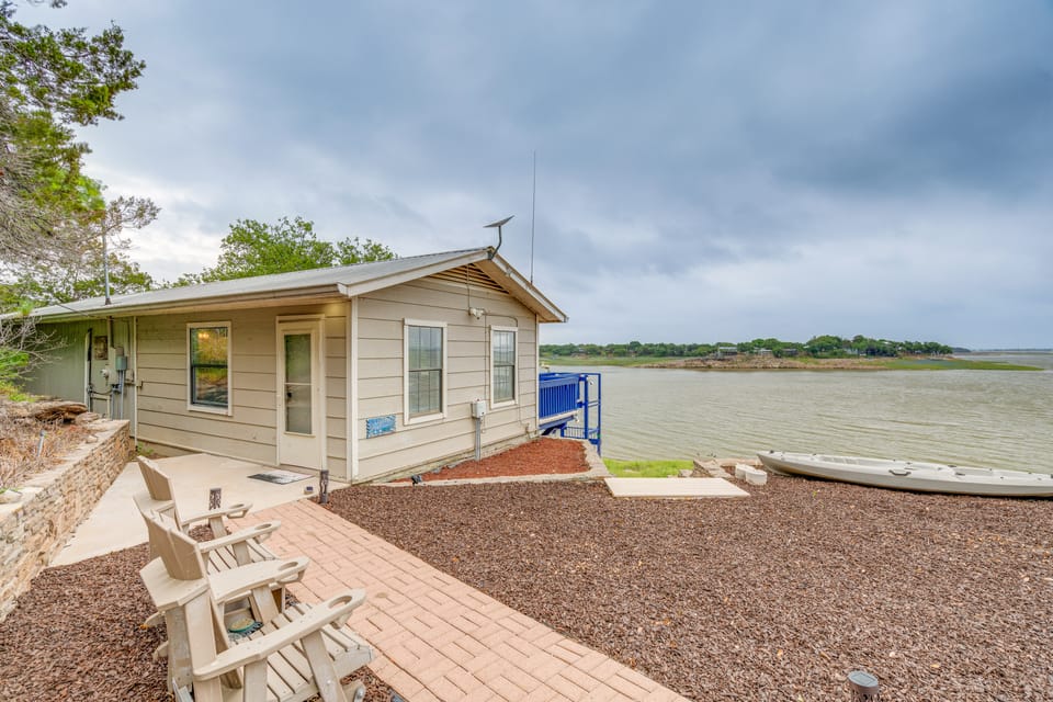 Waterfront Lake Buchanan Cottage w/ Kayaks! Cottage in Texas