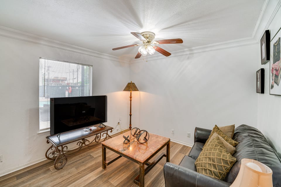 4 Mi to Dtwn Dallas: Condo w/ Pool Access! Apartment in Dallas