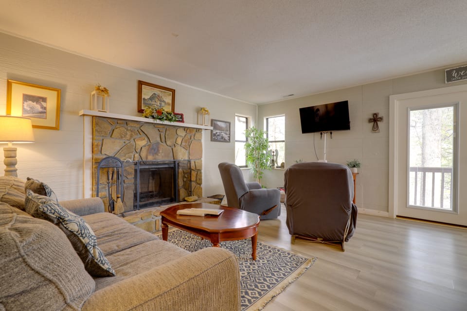 9 Mi to Dollywood: Smoky Mtn Couple’s Retreat! House in Pigeon Forge