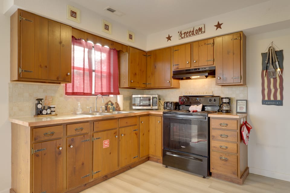 9 Mi to Dollywood: Smoky Mtn Couple’s Retreat! House in Pigeon Forge