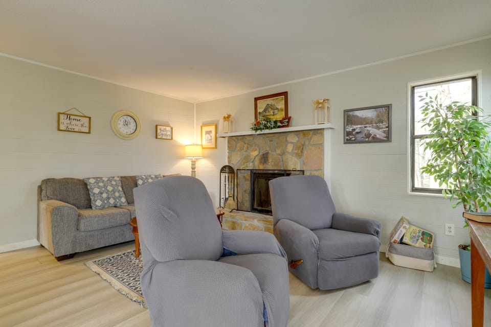 9 Mi to Dollywood: Smoky Mtn Couple’s Retreat! House in Pigeon Forge