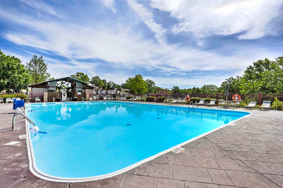 Near Branson Landing / Sister Condo Very Close By! Apartment in Hollister