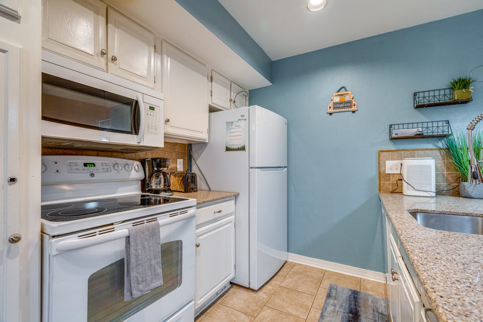 On Golf Course! Resort-Style Lago Vista Retreat Apartment in Point Venture