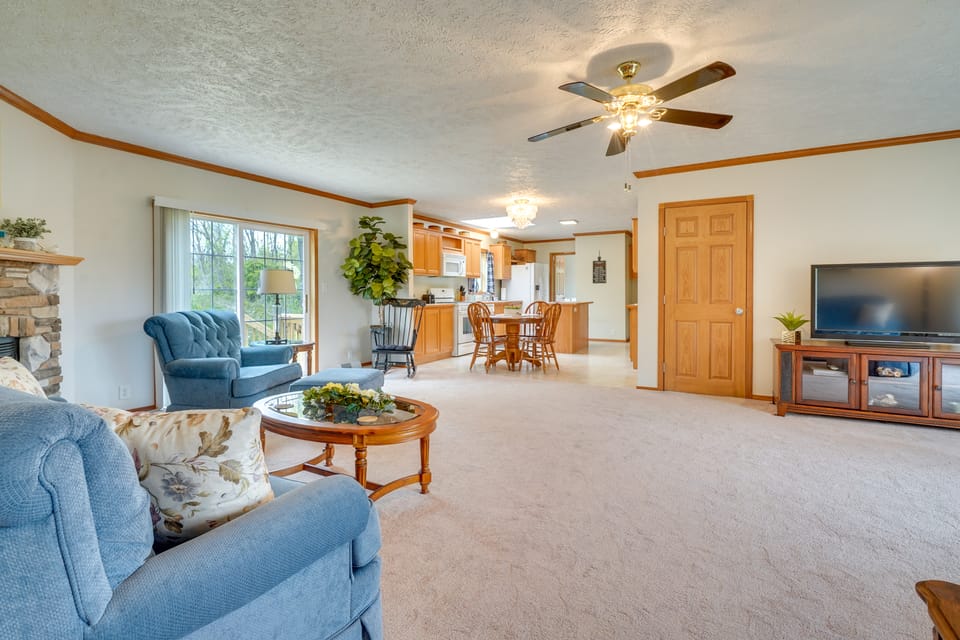 Serene Zanesville Getaway: Hot Tub, 2 Decks! Apartment in Ohio