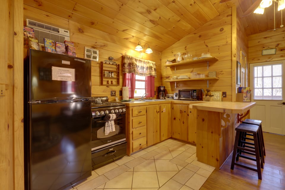 7 Mi to Pigeon Forge: Romantic Couple's Getaway Apartment in Pigeon Forge