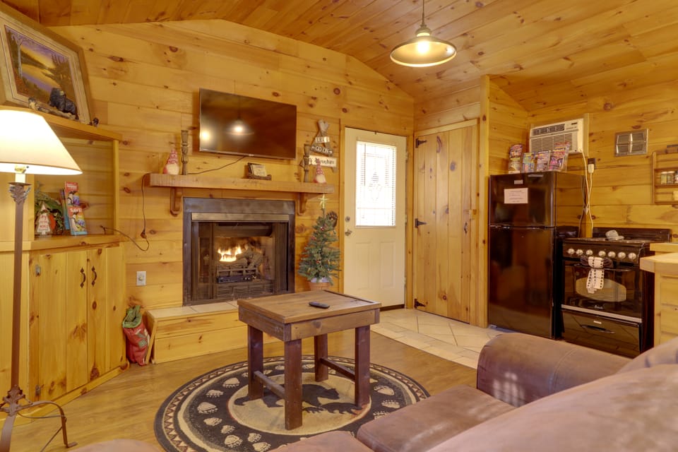 7 Mi to Pigeon Forge: Romantic Couple's Getaway Apartment in Pigeon Forge