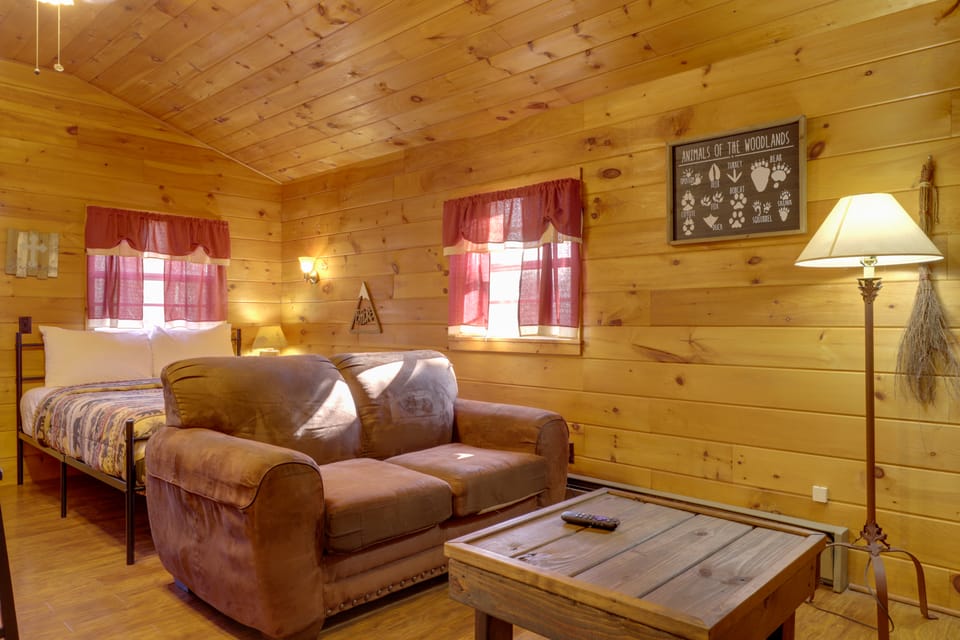7 Mi to Pigeon Forge: Romantic Couple's Getaway Apartment in Pigeon Forge