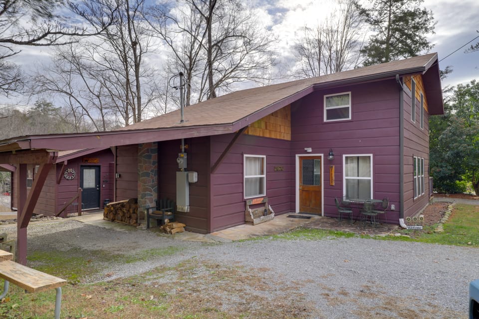 Relax Fireside: Cozy Retreat < 10 Mi to Dollywood Apartment in Pigeon Forge