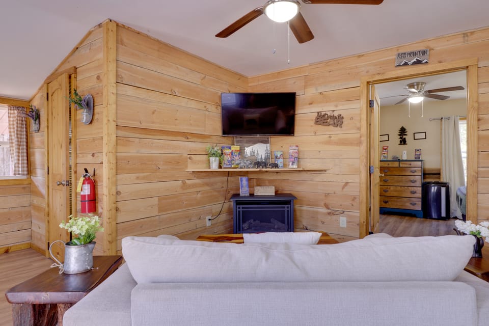 Near Trails & Dollywood: Serene Couple's Getaway Apartment in Pigeon Forge