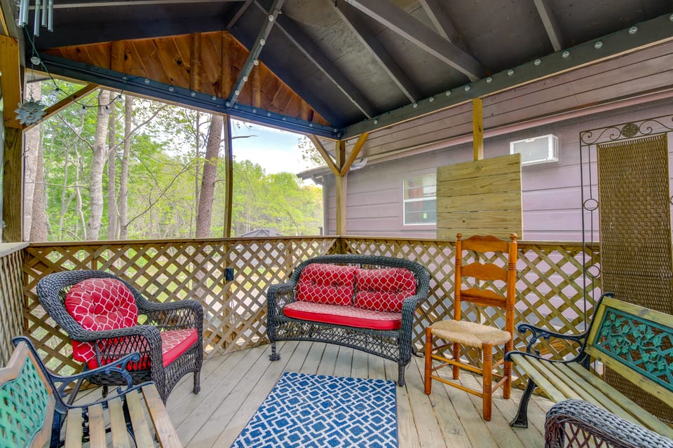 Near Trails & Dollywood: Serene Couple's Getaway Apartment in Pigeon Forge