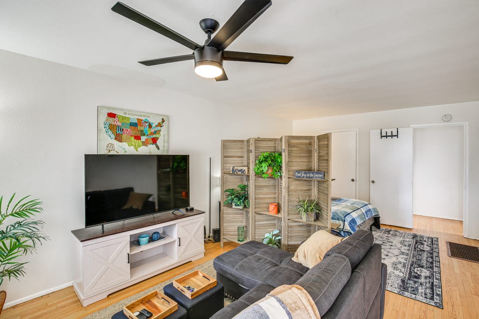 2 Mi to Ocean! Executive-Style Oasis in Long Beach Apartment in Long Beach