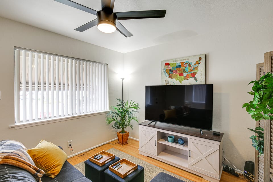 2 Mi to Ocean! Executive-Style Oasis in Long Beach Apartment in Long Beach