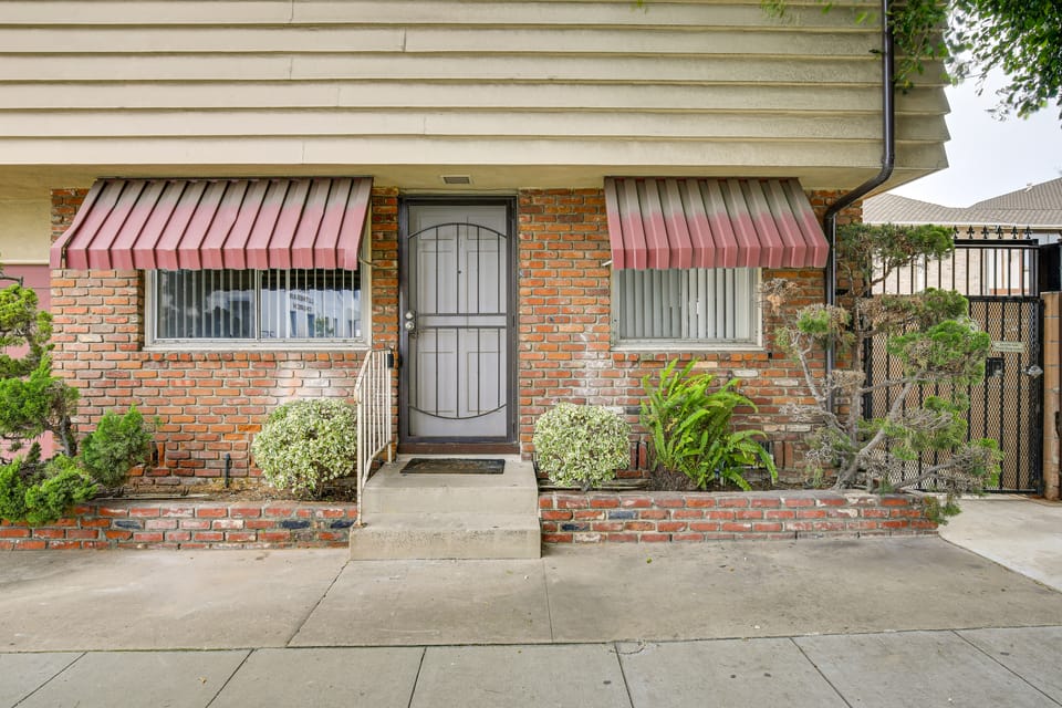2 Mi to Ocean! Executive-Style Oasis in Long Beach Apartment in Long Beach