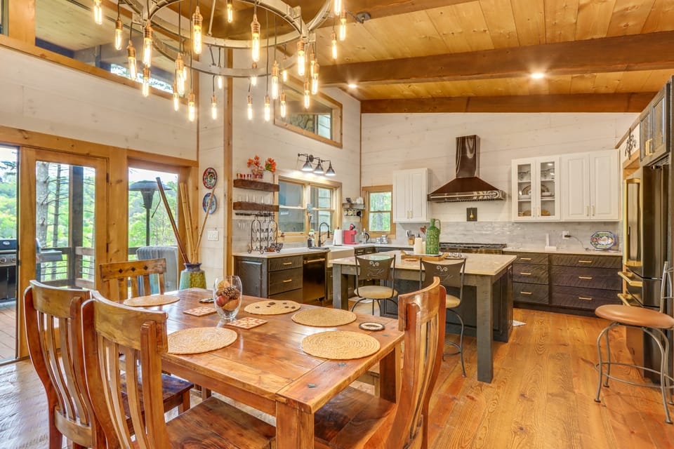 Blue Ridge Cabin w/ Hot Tub, Deck & Mountain Views House in Georgia