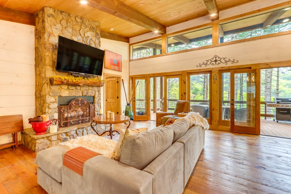 Blue Ridge Cabin w/ Hot Tub, Deck & Mountain Views House in Georgia