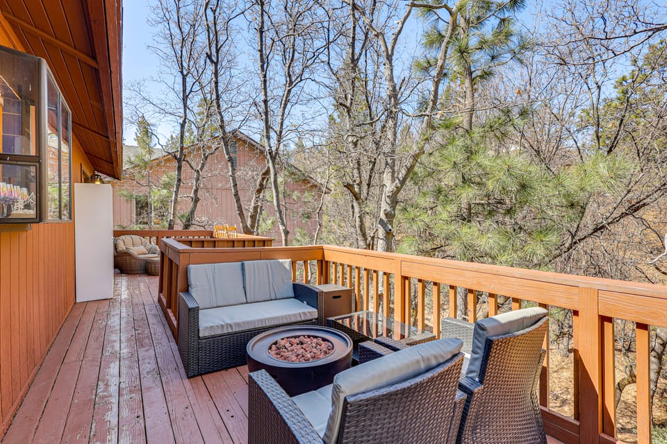 8 Mi to Big Bear Lake: Cabin w/ Deck & Fireplace House in Southern California