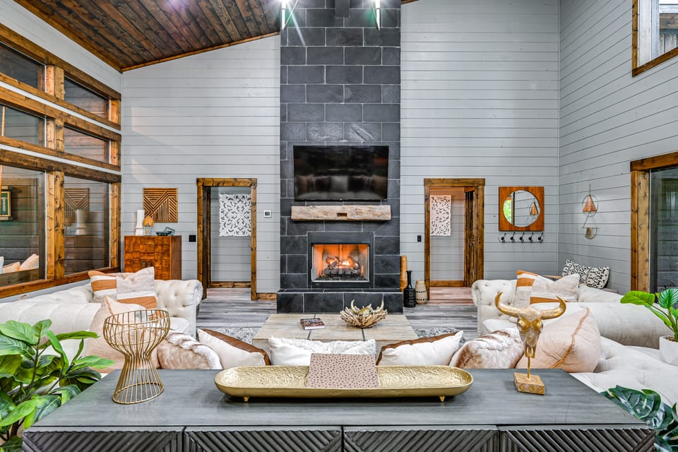 Luxe Broken Bow Vacation Rental: Hot Tub & Pets OK House in Oklahoma