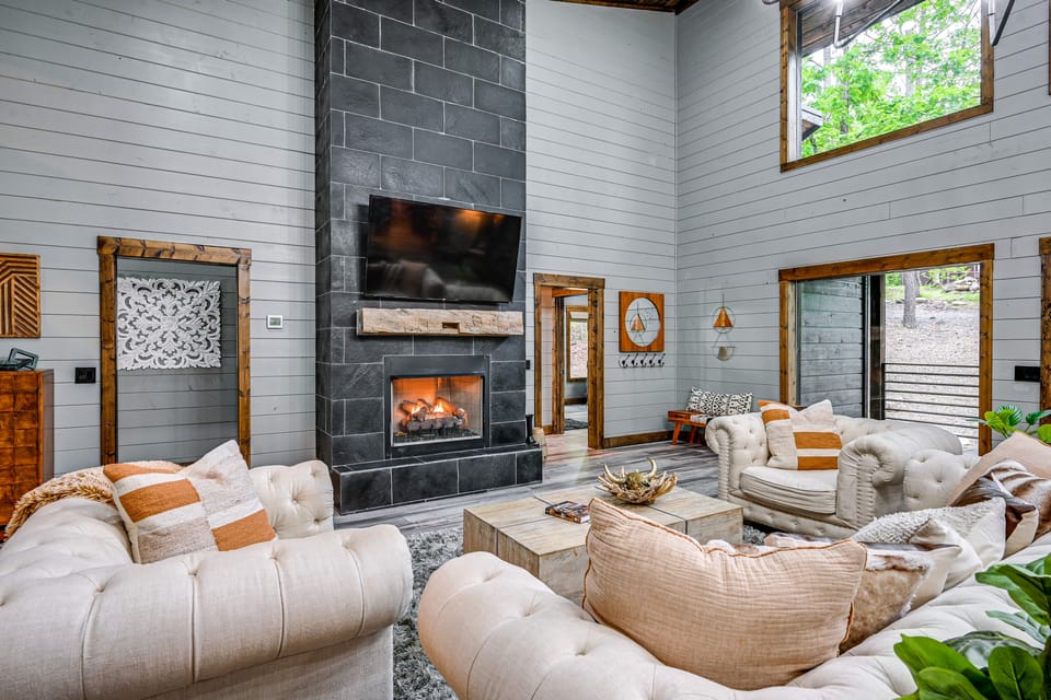 Luxe Broken Bow Vacation Rental: Hot Tub & Pets OK House in Oklahoma