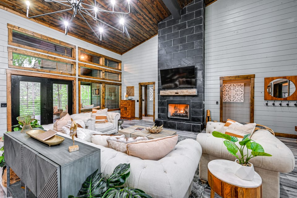 Luxe Broken Bow Vacation Rental: Hot Tub & Pets OK House in Oklahoma