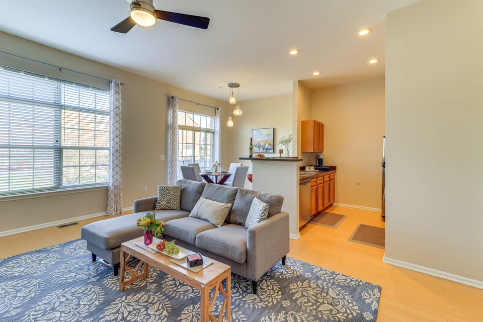 25 Mi to Detroit: Townhome w/ Smart TV! Apartment in Lake Erie