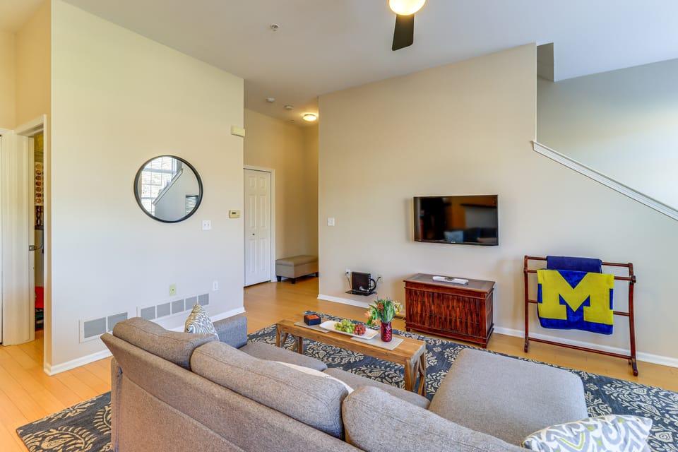 25 Mi to Detroit: Townhome w/ Smart TV! Apartment in Lake Erie