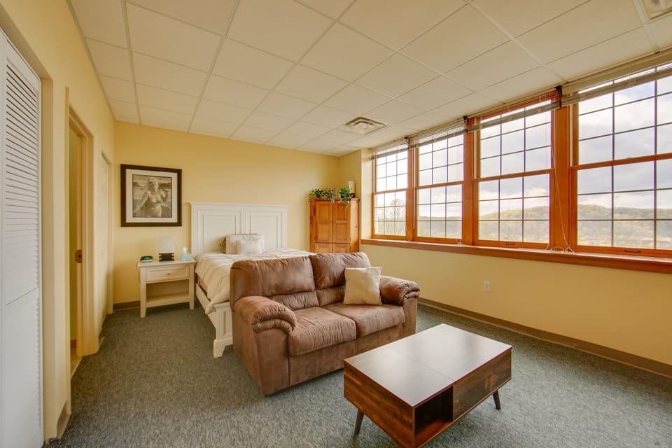Day Trip to Pittsburgh: Comfy New Kensington Apt! Apartment in Allegheny River