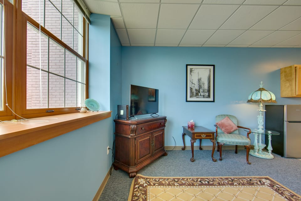 Conference Center & Pond: New Kensington Apartment Apartment in Allegheny River