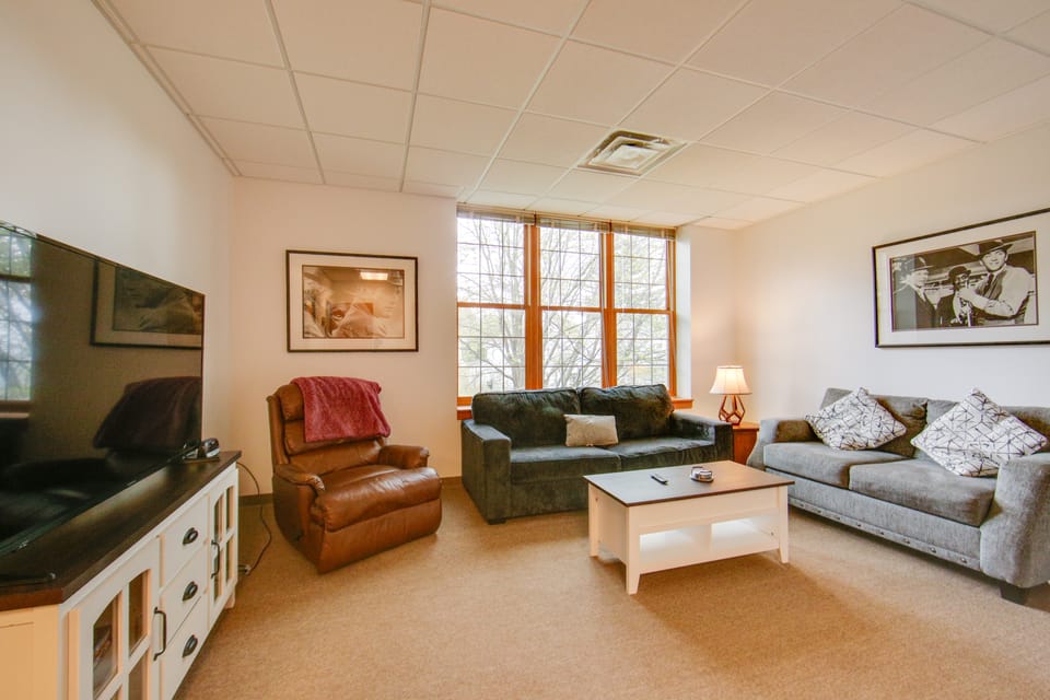 20 Mi to Dtwn Pittsburgh: Pet-Friendly Apartment Apartment in Allegheny River