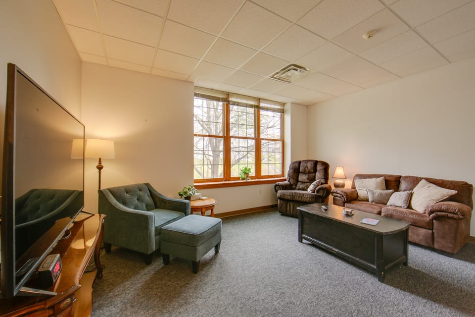 Pet-Friendly New Kensington Apt w/ Shared Perks Apartment in Allegheny River