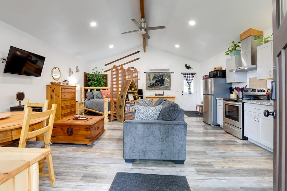 Cozy Cottage w/ Park Pass, 1 Mi to Jenkinson Lake! Apartment in Sierra Nevada