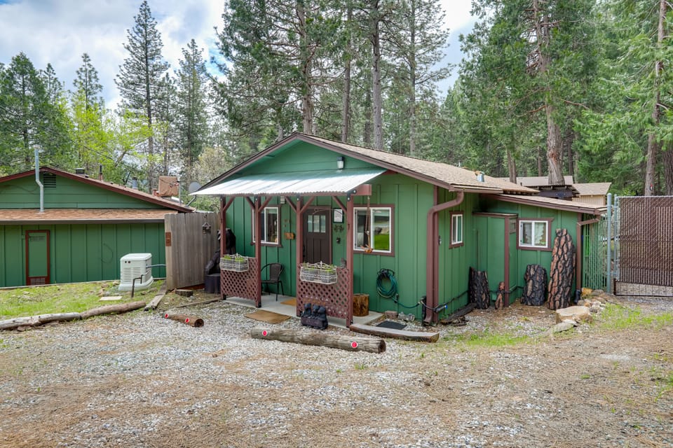 Cozy Cottage w/ Park Pass, 1 Mi to Jenkinson Lake! Apartment in Sierra Nevada