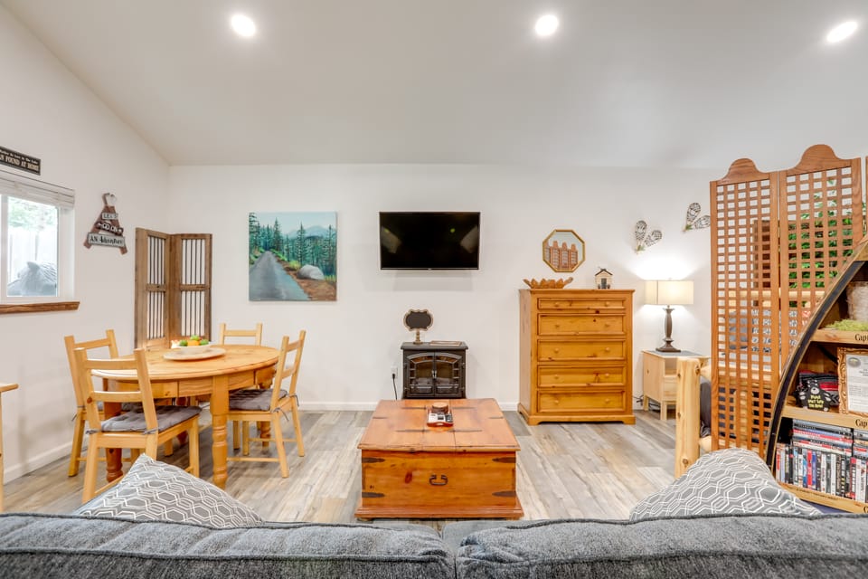 Cozy Cottage w/ Park Pass, 1 Mi to Jenkinson Lake! Apartment in Sierra Nevada