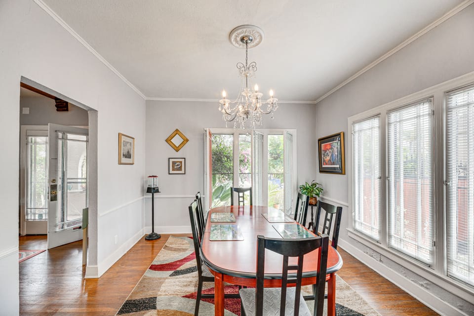 2 Blocks to Melrose Ave! Home w/ Furnished Patio House in West Hollywood