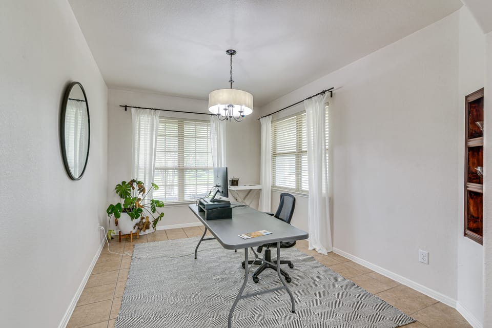 12 Mi to Dtwn Houston: Modern Home w/ Backyard House in Houston