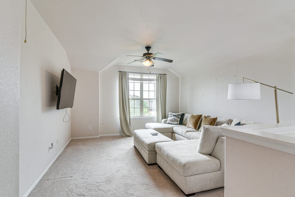 12 Mi to Dtwn Houston: Modern Home w/ Backyard House in Houston