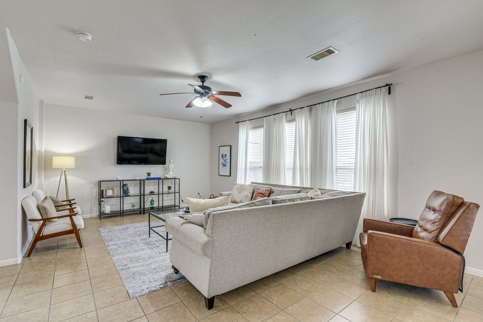 12 Mi to Dtwn Houston: Modern Home w/ Backyard House in Houston