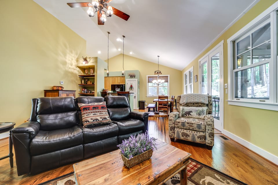 4 Mi to Bear Lake! Summer Retreat w/ Beach Access Cottage in Tennessee