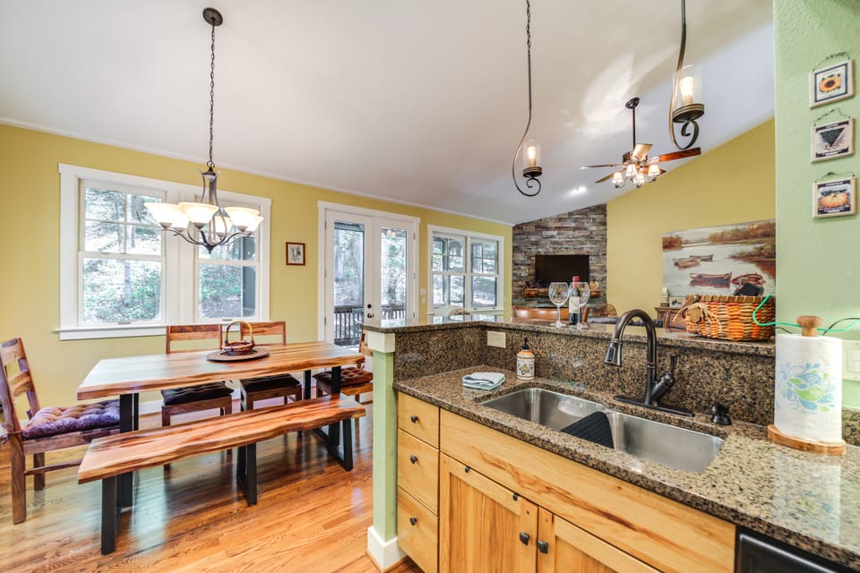 4 Mi to Bear Lake! Summer Retreat w/ Beach Access Cottage in Tennessee