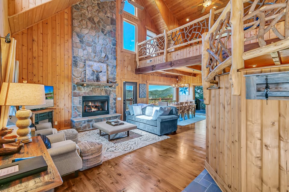 4 Mi to Sapphire Ski! Mtn-View Cabin w/ Deck House in Tennessee