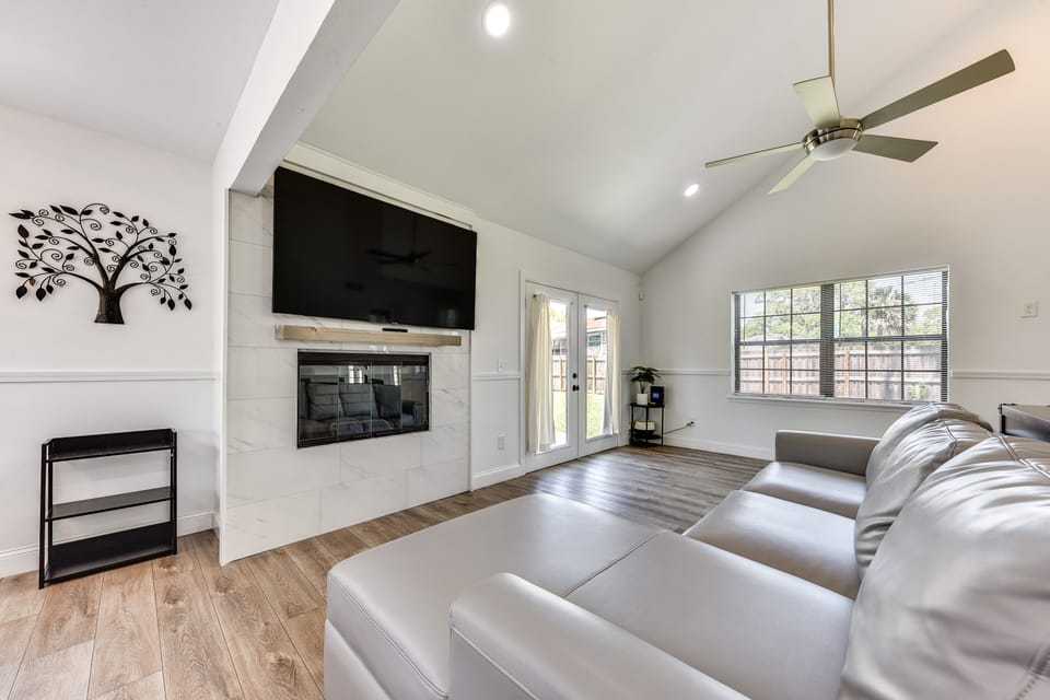 Walk to Trout River Pier: Modern Home w/ Yard House in Jacksonville