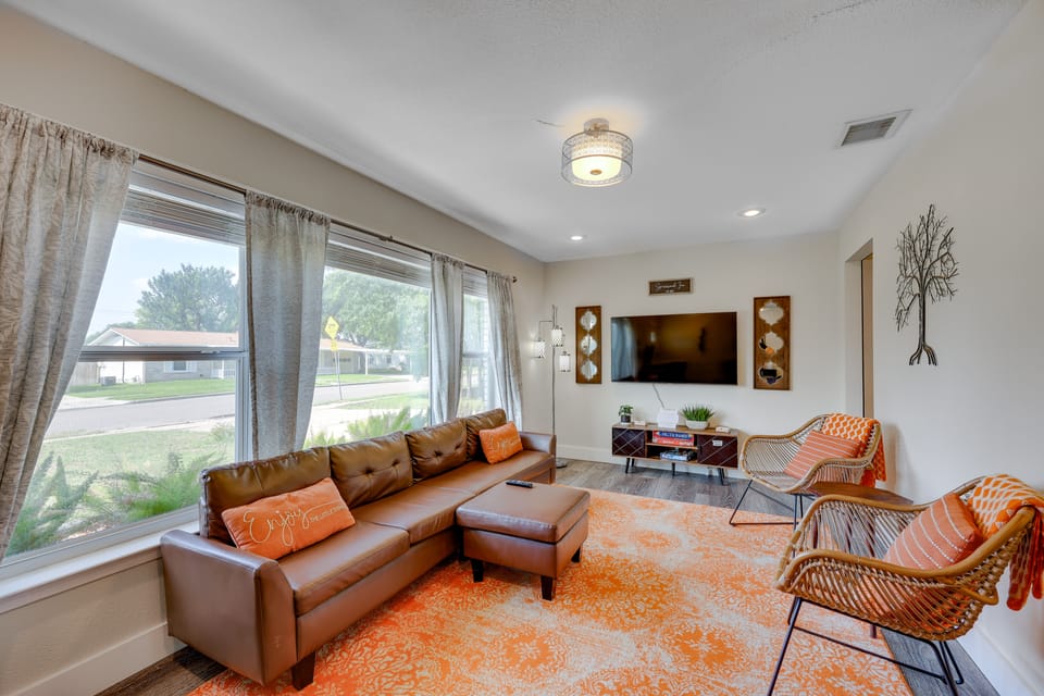 San Antonio Home, 2 Mi to Airport - Pets Welcome! House in San Antonio