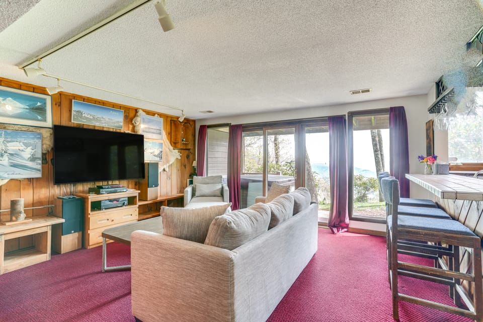 Ski-In/Ski-Out Wintergreen Resort Condo + Hot Tub! Apartment in Massies Mill